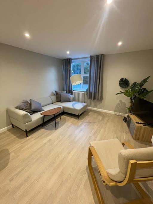 Marvellous New Build 2 Bed Flat - 1 Ophelia Court Apartment Epsom Exterior photo